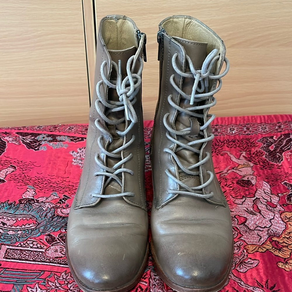 Frye boot ! Nice quality! Add up higher heel and new security.